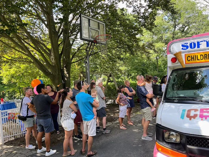 Metropolitan Ice Cream Truck Picture 6