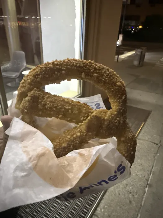 Auntie Anne's/Carvel Express Picture 4