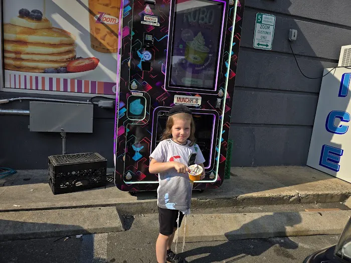 MunchHub Ice Cream Robot Vending Picture 1