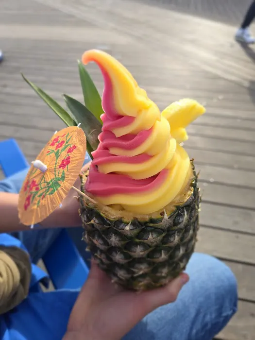 The Chillin Pineapple Picture 1