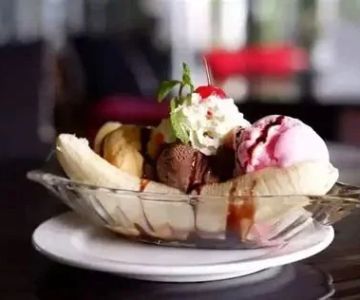 Best Ice Cream Shops in Gatlinburg for Tennessee Mountain Berry Blends